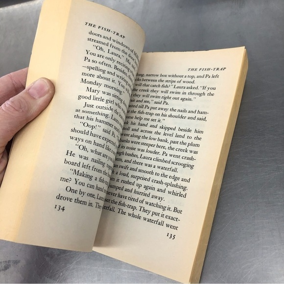 On the Banks of Plum Creek by: Laura Ingalls Wilder, paperback book - Picture 4 of 6